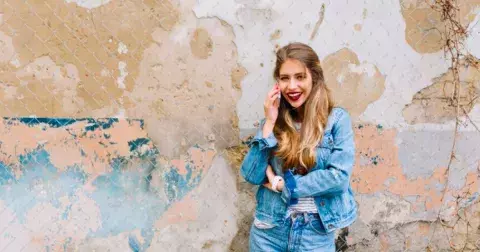 Znáte 4 kousky oblečení, které unosíte kamkoliv a v jakémkoli věku? Stačí zvolit ty správné. Tričko, bejzr, tenisky a džíny