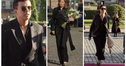 Móda z rozloučení s Jiřím Bartoškou: České osobnosti ctily dress code, zazářila Schneiderová, Dolanský s Vlasákovou i Adam Mišík