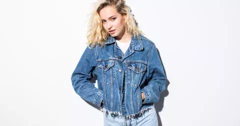 Mikro šortky a oversized bundy: Kombinace, která překvapí. Odvážné šortky v kombinaci s velkými bundami je trend, který můžete přizpůsobit svému stylu