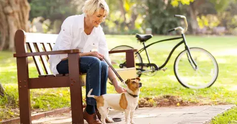 Jak nosit a kombinovat cigaretové džíny podle Francouzek po 50?