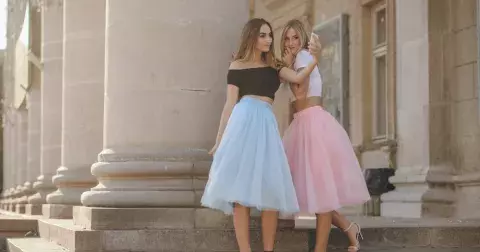 Šifon a tyl: Jak nosit jemné trendy látky jara 2025? I průhlednost může být decentní. Do galerie jsme vybrali kousky, za které moc neutratíte