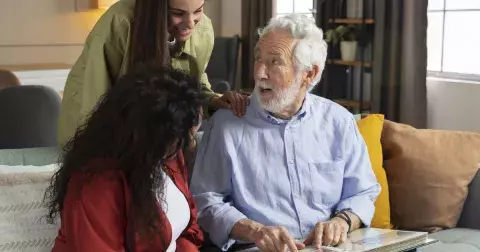 Proč stárnoucí rodiče odmítají pomoc v pečovatelských zařízeních? Doma je drží jistota