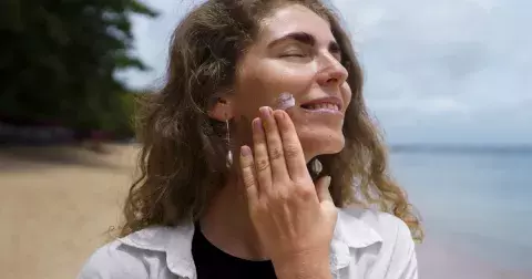 Sluneční paprsky sílí. Tipy na levné krémy s SPF a 5 důvodů, proč se vyplatí je používat v naprosto každém věku