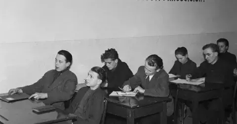 Kvíz: Školní docházka v dobách socialismu. Komunistické ideologie, sběry bylin, plynové masky i básně v ruštině