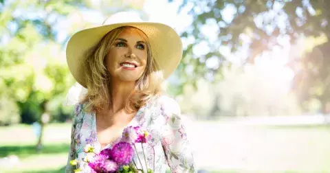 Jarní móda pro ženy nad 40 let: Omladí vás květinové vzory i jednobarevné outfity