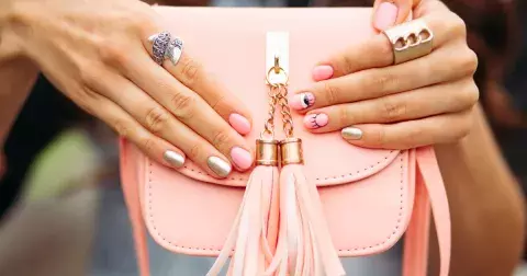 Trendy nehty v roce 2025: Na scénu se vrací nalepovací nehty, čekají nás ale i šokující novinky pro kreativní ženy