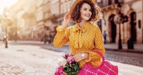 Polka dots místo květin: Jarní šaty, které omlazují. Puntíky jsou letos hravější než kdy dřív, ideální pro ženy, které chtějí vypadat svěže a elegantně