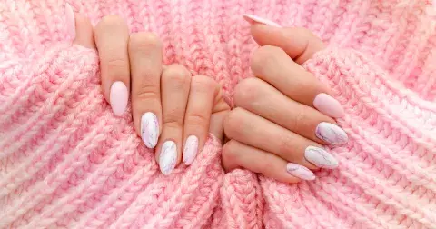 Manikúra roku 2025: Vyzkoušejte nádherné mramorové nehty, které vám dodají punc luxusu