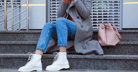 Ležérní outfit pro ženy nad 40? Obyčejné džíny s neobyčejnými botami: Tipy, jak je kombinovat pro různé příležitosti