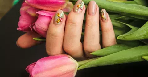 Toto je dnes největší trend: Romantická manikúra na jaro i léto, která vám rozkvete na konečcích prstů, omladí nejen vaše ruce