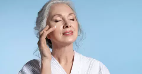 Můžete mít sebelepší krém a chodit na botox, ale pokud zapomenete v péči na jednu důležitou věc, vaše pleť bude rychle stárnout