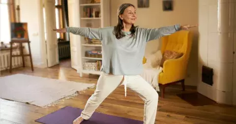 Sestava 7 cviků na každý den podle fyzioterapeutky: Cvičte doma a v pohodě