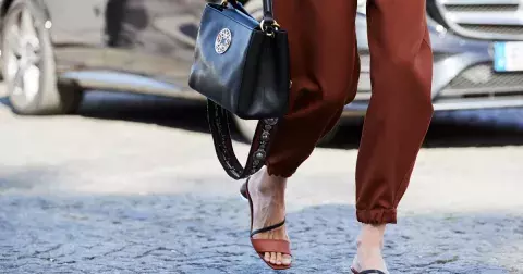 Sandálům odzvonilo, letošní léto je nahradí úplně jiné boty: Chybět nebudou metalické povrchy, retro tvary ani dřeváky s platformou