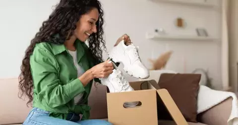 Nosí je modelky, mámy na mateřské i ženy ve středním věku: Tyto tenisky jsou stálice. Jaké si vybrat a jak o ně pečovat?