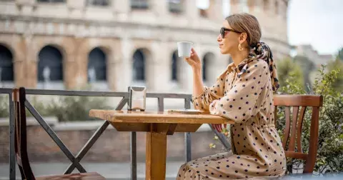 Oblékejte i po 50 šaty v italském stylu: Podle čeho vybrat ty nejkrásnější?