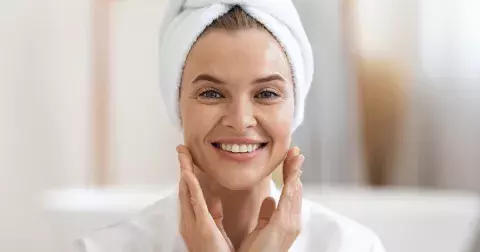 Nechte pleť po zimě dýchat: Hutný make-up vyměňte za lehký BB krém, který pleť sjednotí, rozjasní a přitom nestojí majlant