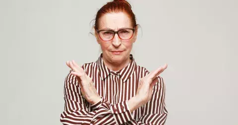 Neforemné blejzry, brýle z drogérie a další věci, které vám zbytečně přidávají roky. Zbavte se jich jednou pro vždy