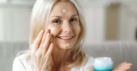 Toužíte mít krásnou pleť i po 50? Tajemstvím úspěchu je každodenní kosmetická rutina: Tipy, jak na ni krok za krokem