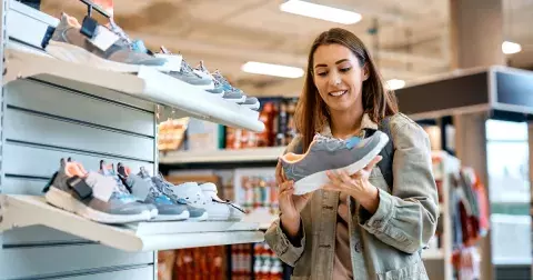 Nesnášíte podpatky? Pořiďte si tuto pohodlnou obuv roku 2025. Inspiraci najdete v galerii