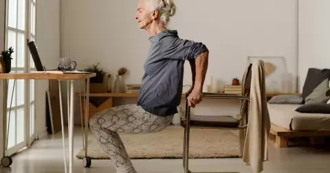Cvičení s židlí: Efektivní posilování bez speciálního vybavení zkuste doma. Jak využít obyčejnou židli pro posílení nohou, hýždí a pánevního dna