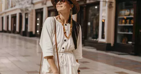 Košilové šaty jako must have kousek jara pro ženy nad 40: S těmito 3 doplňky snadno získáte francouzský look