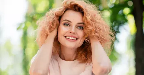 Svěží nahé líčení, ve kterém omládnete. Zapomeňte na tmavé tóny. V letošním roce jsou v módě lehké růžové odstíny, které vás rozjasní