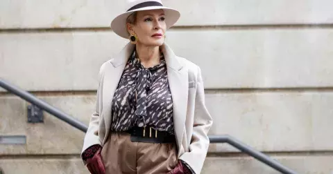 Jakým módním přešlapům se po 50 vyvarovat, a co do šatníku zařadit? Tabu Francouzek jsou lesklé legíny a krátké topy, vsaďte naopak na barvy a volnost