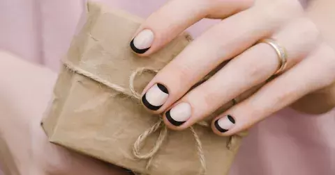 Jak si ve 3 jednoduchých krocích vytvořit perfektní francouzskou manikúru v barvě lékořice