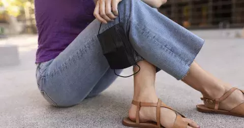 Nejpohodlnější sandály na jaro a léto 2025: Vypadají jako po babičce a jejich styling zvládne naprosto každý