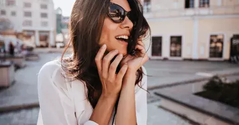 Nejkrásnější sluneční brýle pro ženy 45 plus, které seženete i v běžné konfekci či drogerii. Volte podle tvaru obličeje