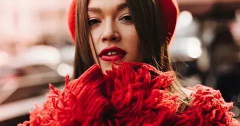 3 jednoduché triky, jak sladit oblečení s líčením