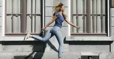 Je základem šatníku, ale tak málo se o něm píše. V galerii si vyberte nejkrásnější trička pro letní dny. Trendy barvy, materiály a střihy