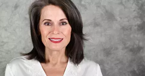 Jak se starat o vlasy po padesátce: chyby, které vám ubírají na kráse, a rady od odbornice Kateřiny Hamplové