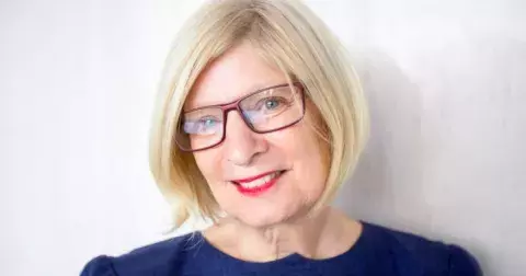 Elegantní účesy pro ženy s brýlemi nad 50 let: Objevte účesy, které skvěle doplňují brýle a podtrhují vaši osobnost