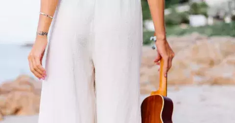 Nejkrásnější letní kalhoty jsou z tohoto materiálu. Jsou vzdušné a paleta střihů a barev z vás udělají královnu