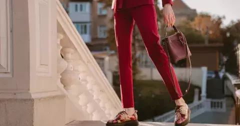 Tento střih kalhot je sice letos velkým hitem, ale ne pro každou postavu. Jaké kalhoty zvolit podle vašich proporcí?