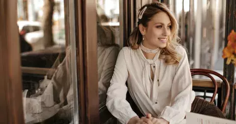 Krásná, nadčasová, elegantní a pohodlná. Tato košile je tu letos znovu, ale vypadá jinak: Jak ji vrstvit přes plavky i šaty?