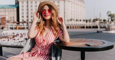 Nejkrásnější outfity pro horké dny ve městě: Inspirujte se pro procházky letním městem módou ze světových metropolí