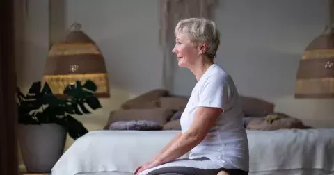 Naučte se jógovou pozici hrdiny, která ulevuje od bolesti nohou, zad a podporuje trávení. Je vhodná pro všechny věkové skupiny