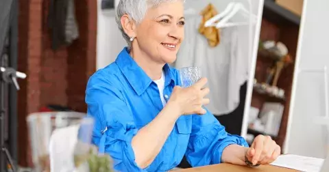 Stále slyšíte, že musíte hodně pít, ale věřili byste, že i v konzumaci vody děláme chyby? Jaké a jak se jim vyhnout, radí odborník