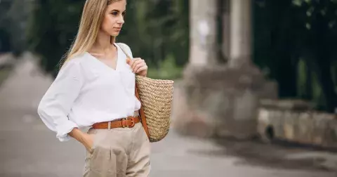 Kalhoty z tohoto materiálu snadno sbalíte na cesty, ale parádu v nich uděláte i ve městě. Nejkrásnější nejen lněné kalhoty podle redakce najdete v galerii