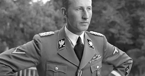 Reinhardu Heydrichovi přezdívali bůh smrti. Prominentní nacista nenáviděl Čechy, nakonec však v libeňské zatáčce zemřel jejich rukama