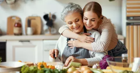 Elixír mládí: Zařaďte do jídelníčku ořechy, listovou zeleninu a další potraviny, díky kterým se dle vědeckých studií lze dožít i 100 let