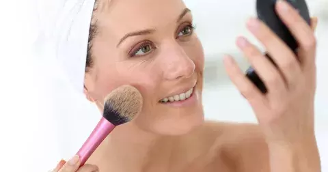 Tento make-up trik vás omladí o 10 let, ale jen pokud ho použijete správně. Jak aplikovat make-up na zralou pleť, aby působil přirozeně a svěže