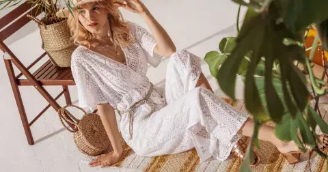 Bojíte se overalů? V létě udělají parádu ve městech i na pláži. Do města zvolte upnutý, na pláži si dopřejte volnost