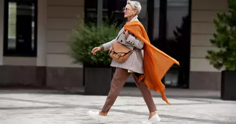 Cigaretové kalhoty jako nestárnoucí trend: 5 tipů, jak je nosit, aby lichotily každému věku i typu postavy