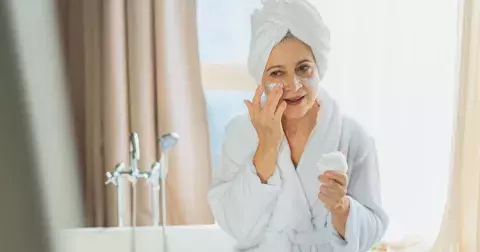 Na noc nanášejte krém na obličej úplně jinak. Tato technika vás omladí na počkání, říká dermatoložka