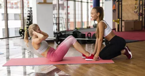 Kruhový trénink je ideální pro ženy 50+: 30 minut má obrovský účinek a kombinace aerobních a posilovacích cviků je zábavná