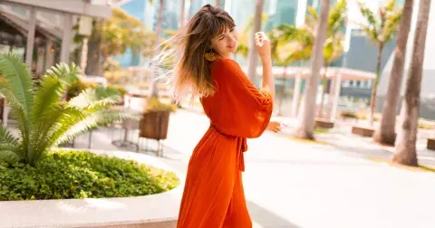 Hitem letošní dovolené jsou maxi šaty! Jak pohodlné a dlouhé šaty nosit, aby skryly nedostatky a vytvarovaly postavu