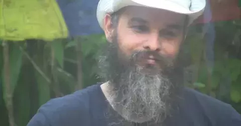 Zvrhlík Jaroslav Dobeš: Guru Jára je zpět. Po odpykání trestu na Filipínách opět láká ženy na „odháčkování” a ty mu za to platí desetitisíce